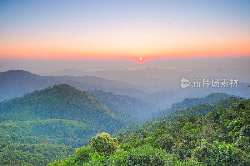迷雾山在缅甸的日出