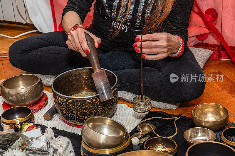 女子演奏的唱歌碗也被称为西藏唱歌碗，喜马拉雅碗。藏族唱碗治疗。西藏声音按摩。