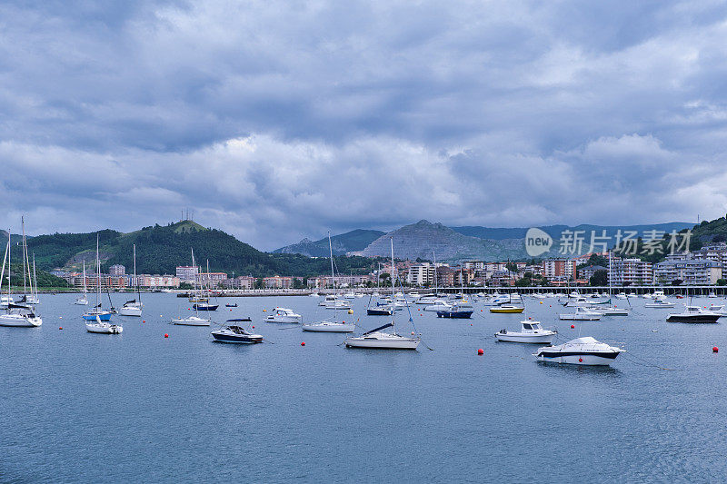 比斯开湾的卡斯特罗・乌迪亚雷斯港，云朵和彩色日落的风景