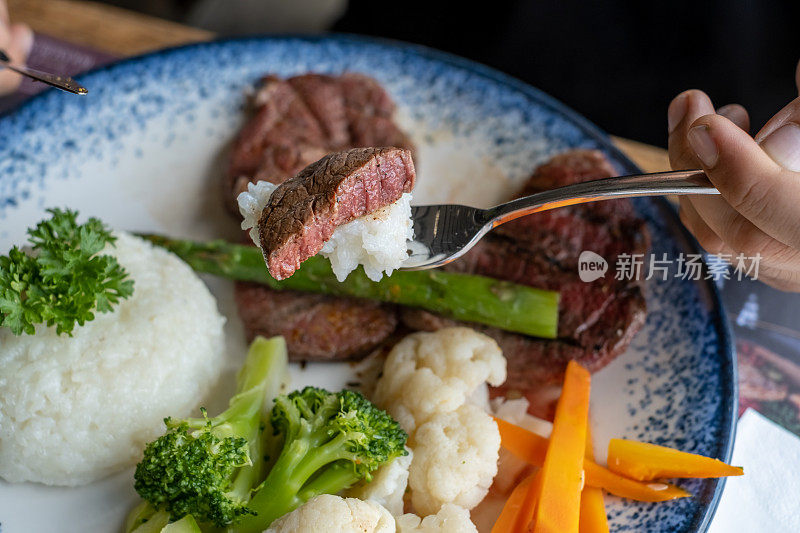 烧烤烤牛排，米饭和蔬菜盘