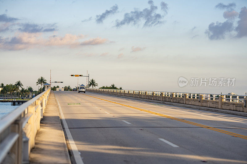 宽阔的堤道迈阿密海滩共享自行车道美国