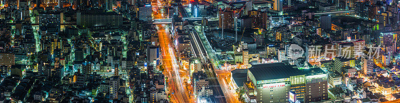 空中全景在霓虹灯夜城市拥挤的城市景观大阪日本