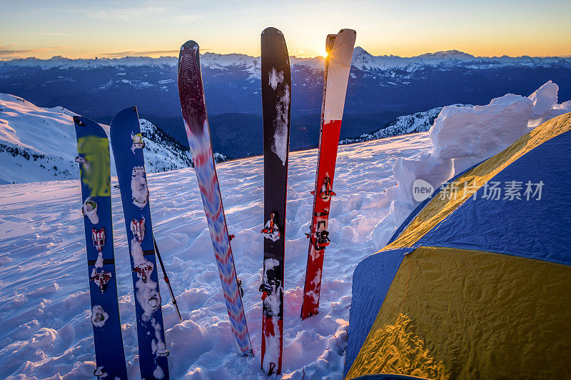 野外滑雪板旁边的帐篷在雪的风景