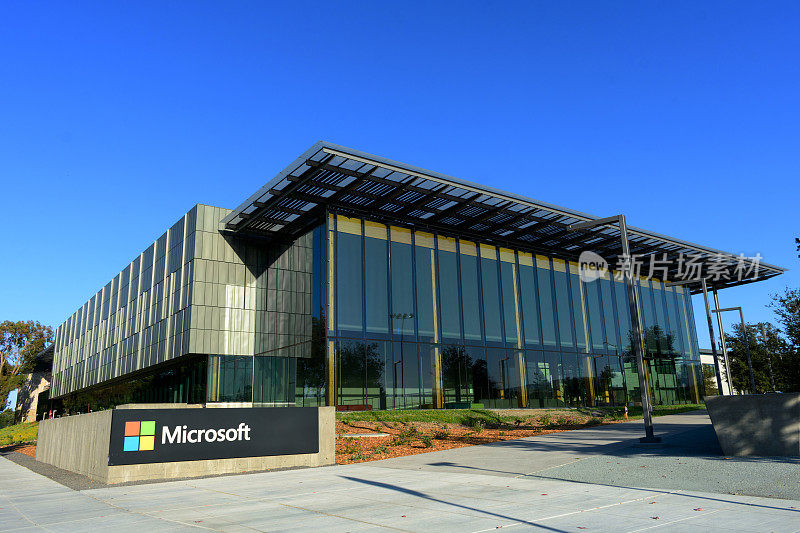 微软的标志和标志与四个颜色方块的办公大楼