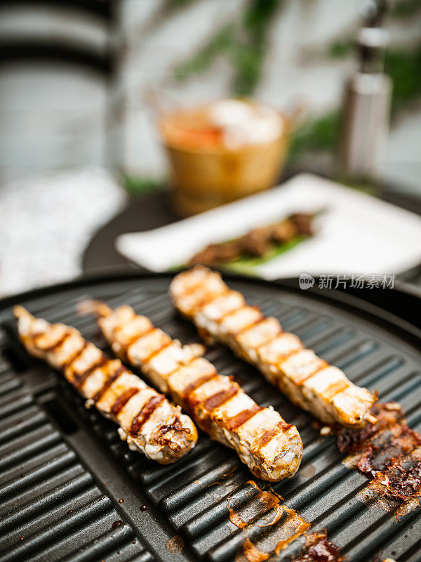 烤架上的鸡肉串和蔬菜