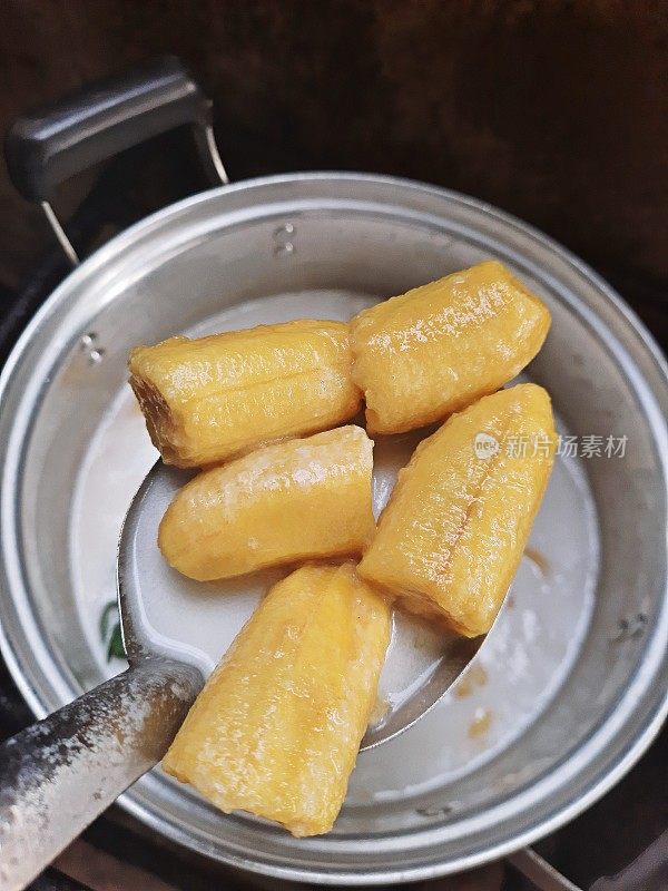 用椰奶煮香蕉-泰国甜点。