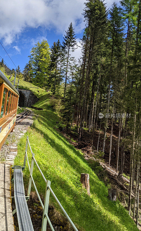 2021年春天，从瑞士沃坎顿的伊格尔(Aigle)到莱辛(Leysin)滑雪胜地，上山的齿轮铁路通往隧道
