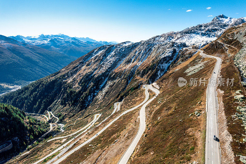 格里姆塞尔山口蜿蜒的道路鸟瞰图，阿尔卑斯山，瑞士