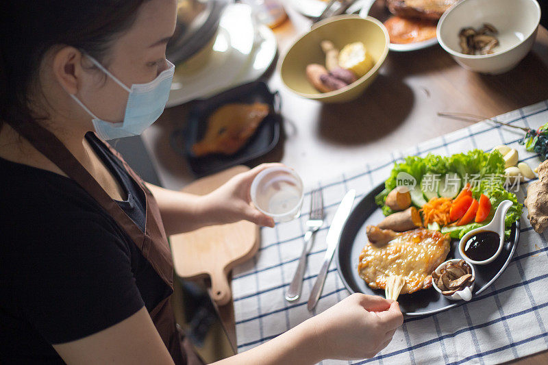 亚洲华裔女视频博主在她的家庭演播室播放装饰食品