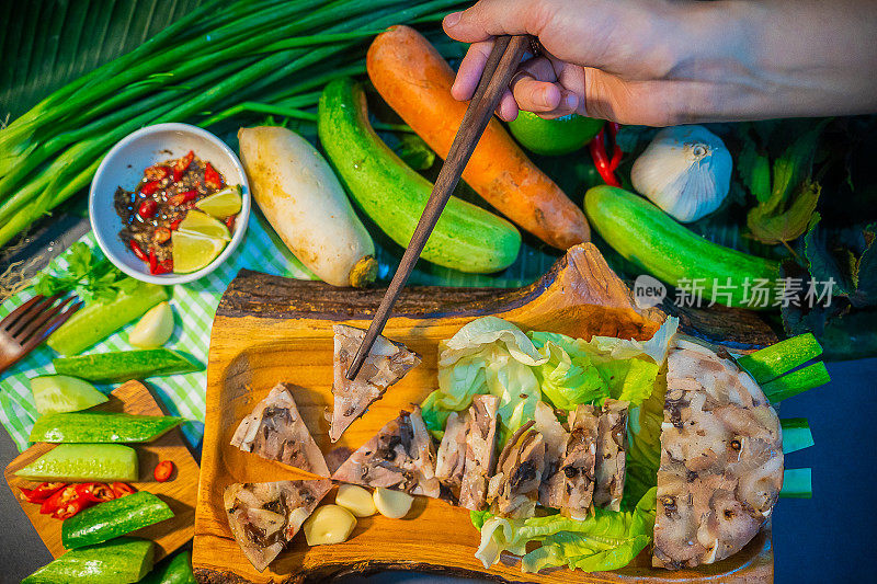 传统的越南食物，猪肉香肠或猪肉腊肠，配以胡椒、柠檬和盐酱，颜色鲜艳