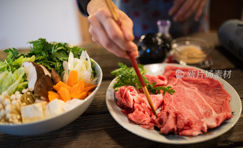 一碗蔬菜和松阪牛肉准备做寿喜烧