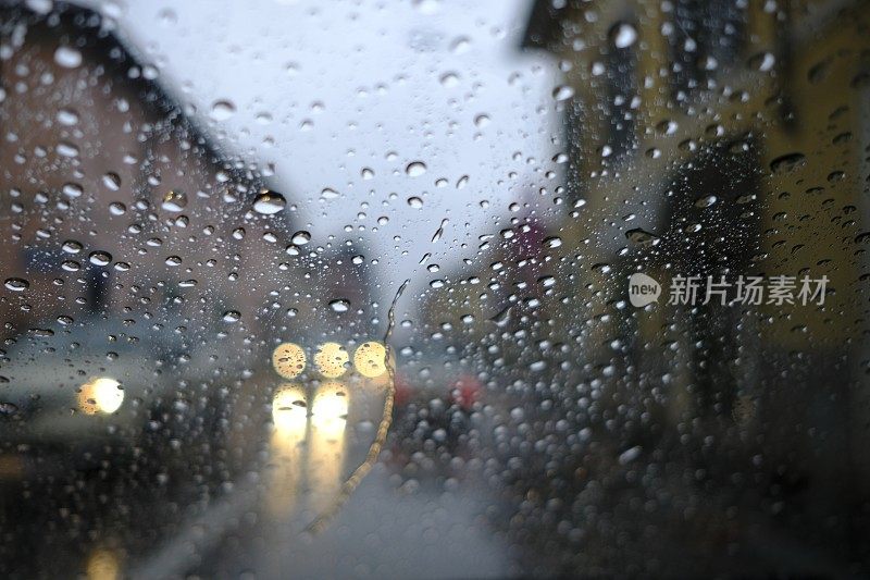 在雨中开车