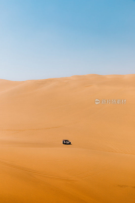 风景4X4汽车驾驶沙丘沿纳米比亚海岸