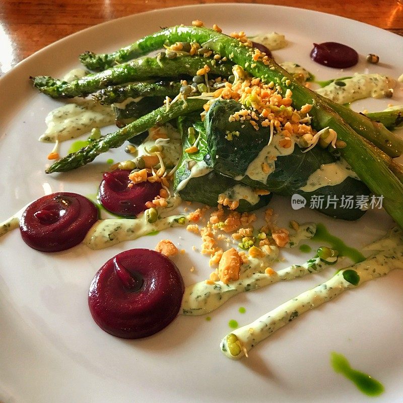 素食主菜有卷心菜、芦笋和甜菜泥