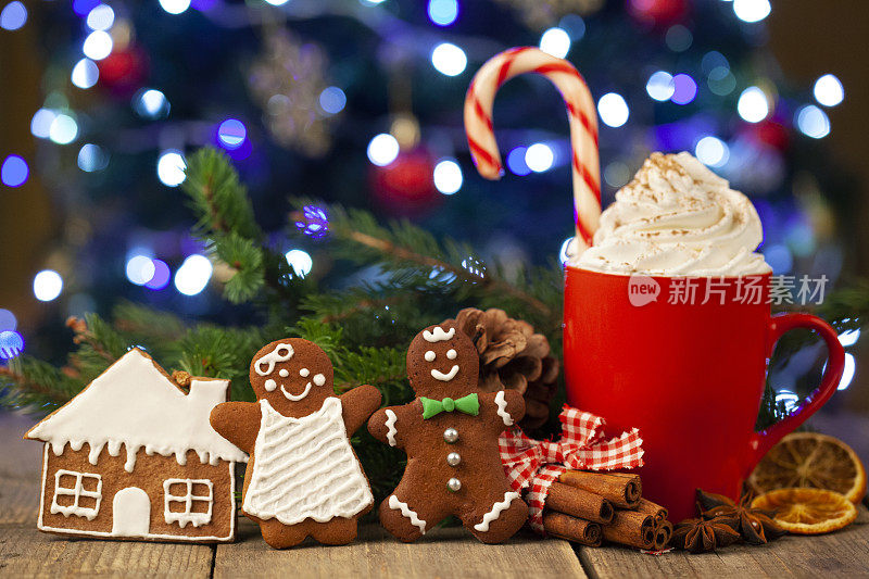 圣诞树前的圣诞卡布奇诺和姜饼饼干