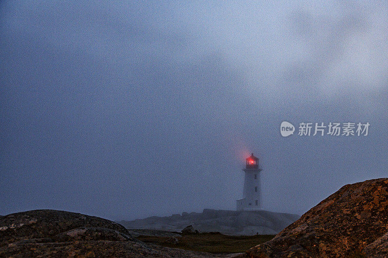 佩吉湾灯塔在浓雾中闪烁警示灯