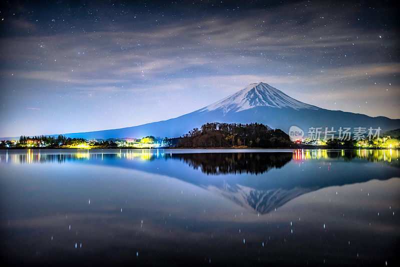 富士山的夜景倒映在日本川口湖上