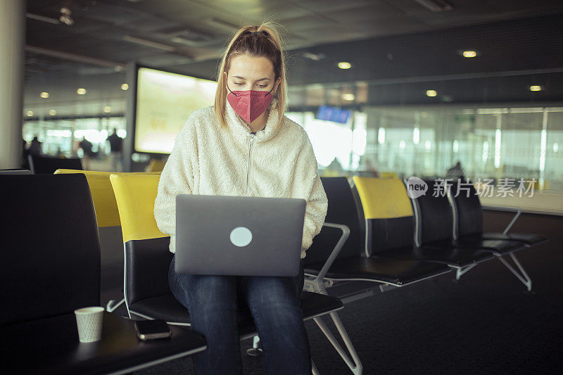 远程学习的概念。在登上飞机之前，学生要在网上听讲座。