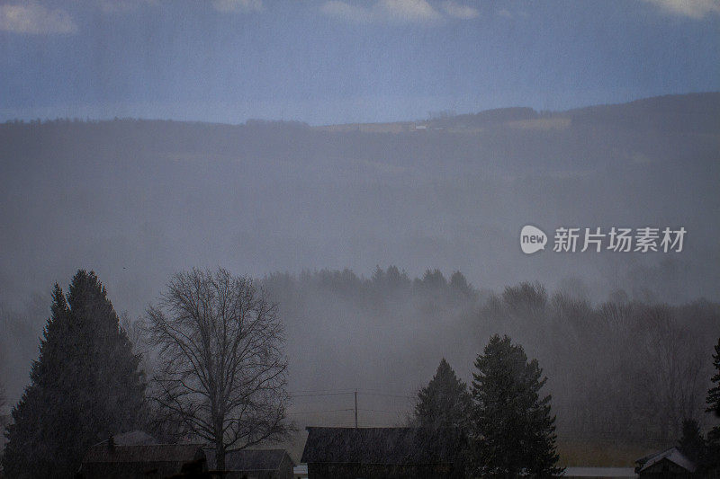 下午的暴雨横扫山谷