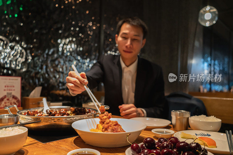 亚洲人在中餐馆吃饭