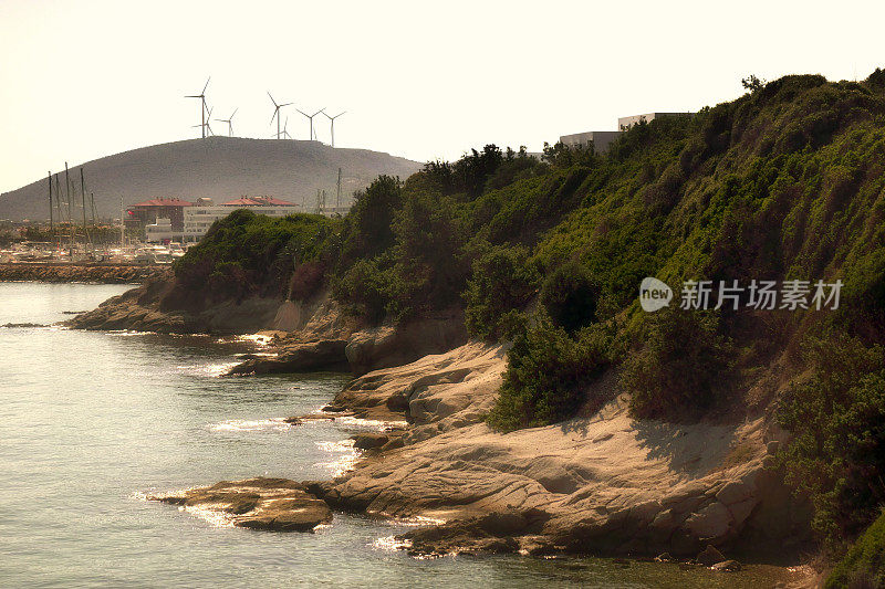 美丽的绿松石色岩石海景，清澈透明的水