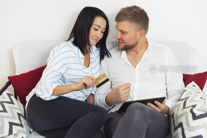 幸福的夫妻用金卡付账，在家网上购物
