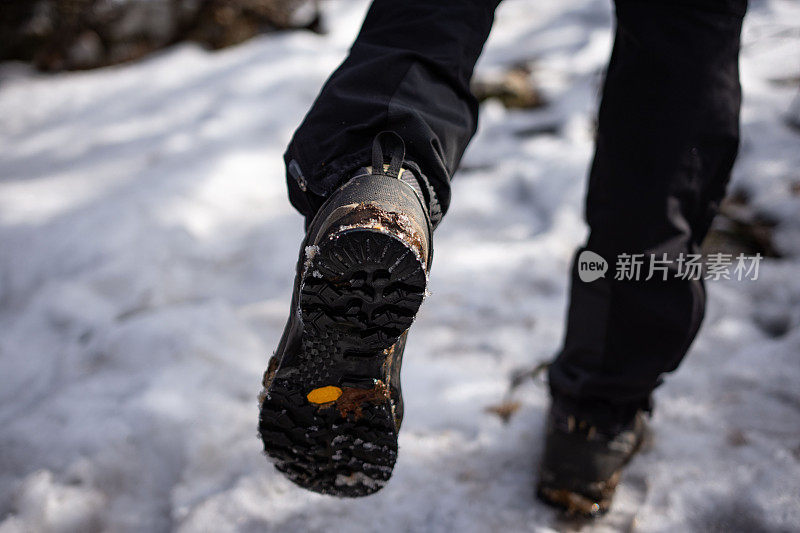 男子徒步旅行者鞋的特写