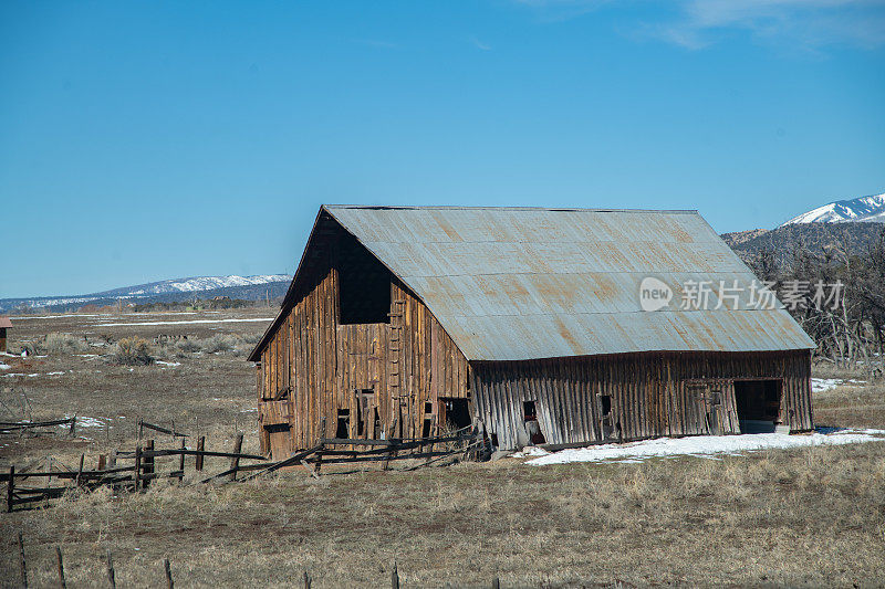 破旧的农场和牧场，两层的木谷仓和破碎的木栅栏