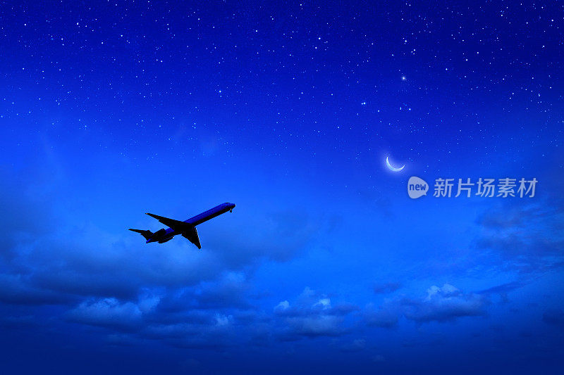 商用飞机在夜空中飞行