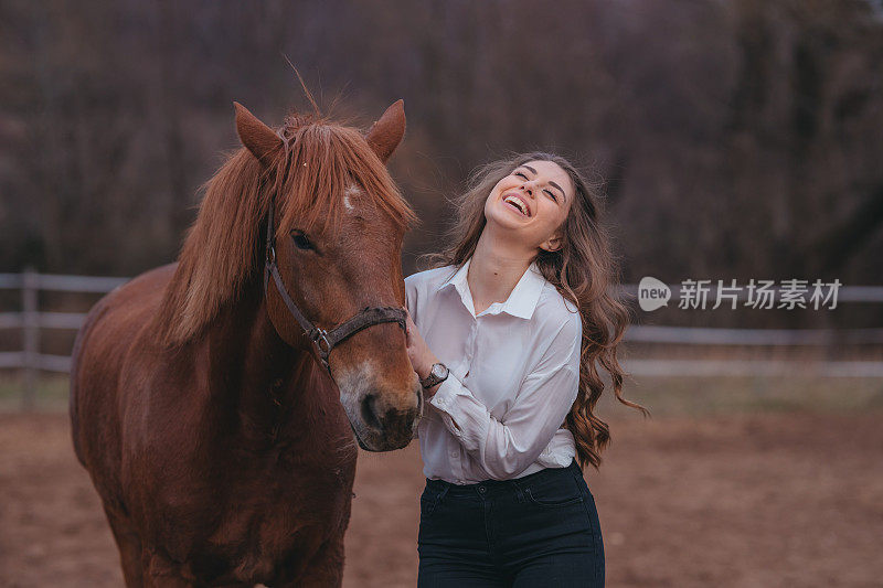 美丽的女人和她的骏马