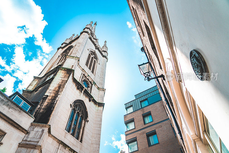伦敦，英国低角度看圣邓斯坦在西部教堂在市中心的老建筑城区中心