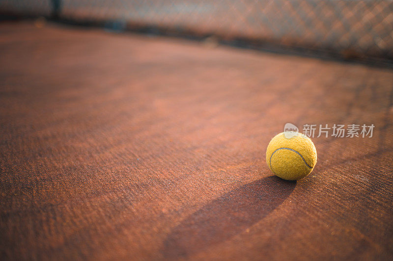 白天在没有人的情况下，在网球场地板上打网球
