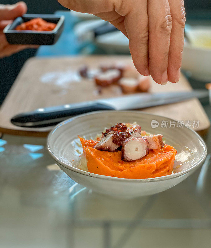 在家用章鱼、土豆泥和红薯做一道菜