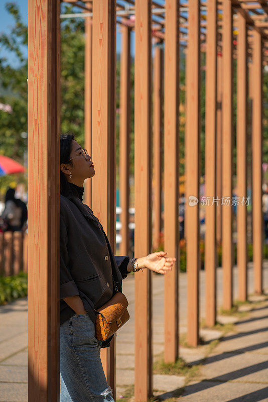 木栏杆上的女人