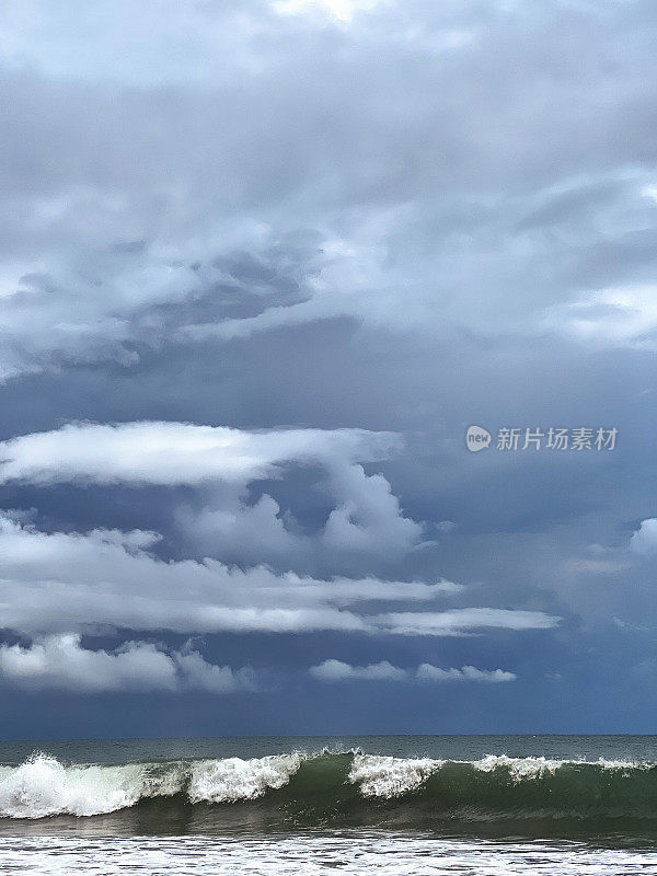 夏天的雨在海上。