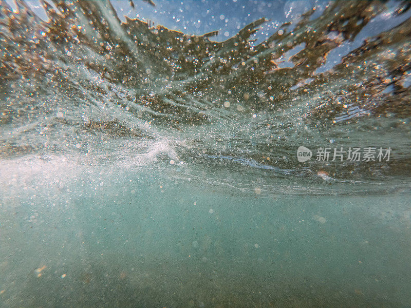 气泡在水下的景象