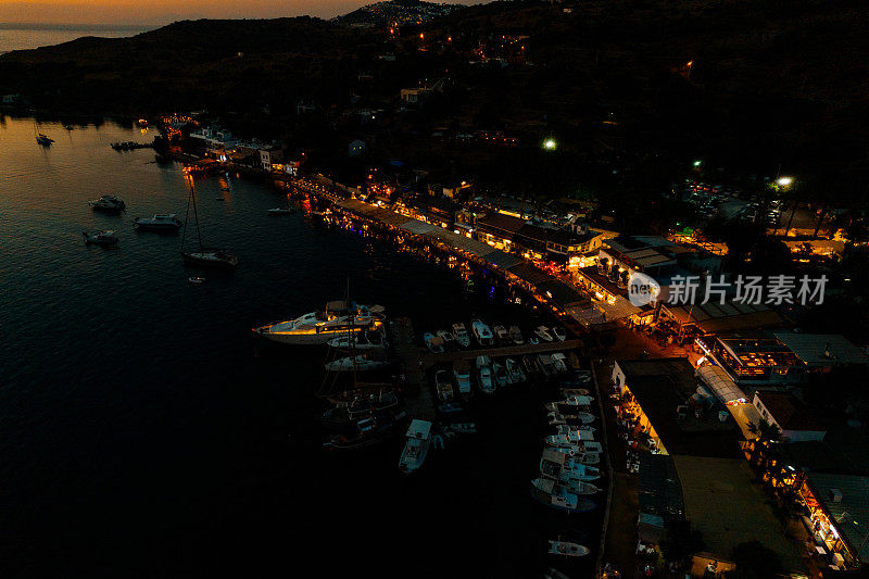 土耳其博德鲁姆的夜晚鸟瞰图Gümüşlük海湾