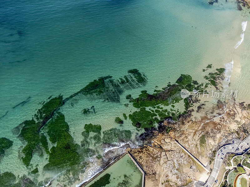 环海步道鸟瞰图与海洋游泳池，背景与复制空间