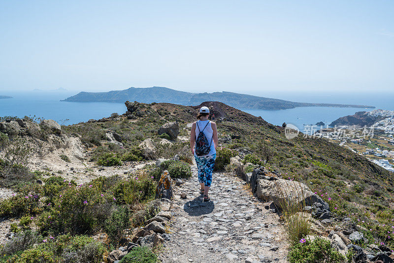 女性旅行者在海上徒步旅行