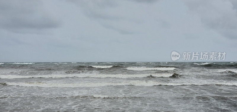 墨西哥图卢姆阴天的暴风雨大海