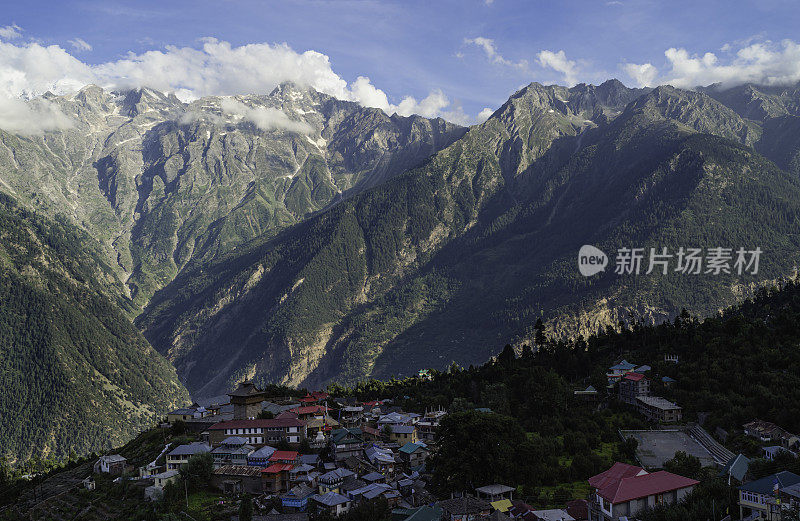 在晴朗的早晨，卡尔帕村和喜马拉雅山脉作为背景的高架景观。劫,印度。