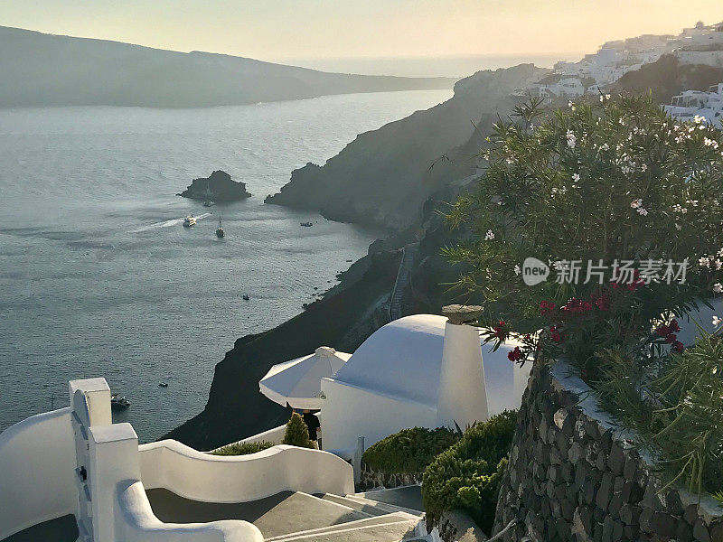 希腊-圣托里尼-伊亚村-小街道和全景