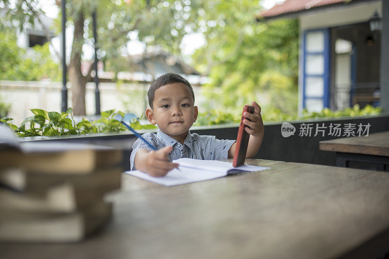 学生们学着在家里改写手机上的内容