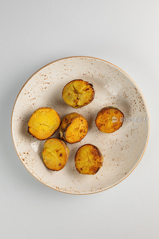 育空黄金土豆，生有机婴儿黄金土豆，白色背景，水平格式
