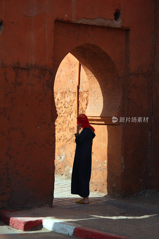 身着传统服装的妇女在摩洛哥马拉喀什散步