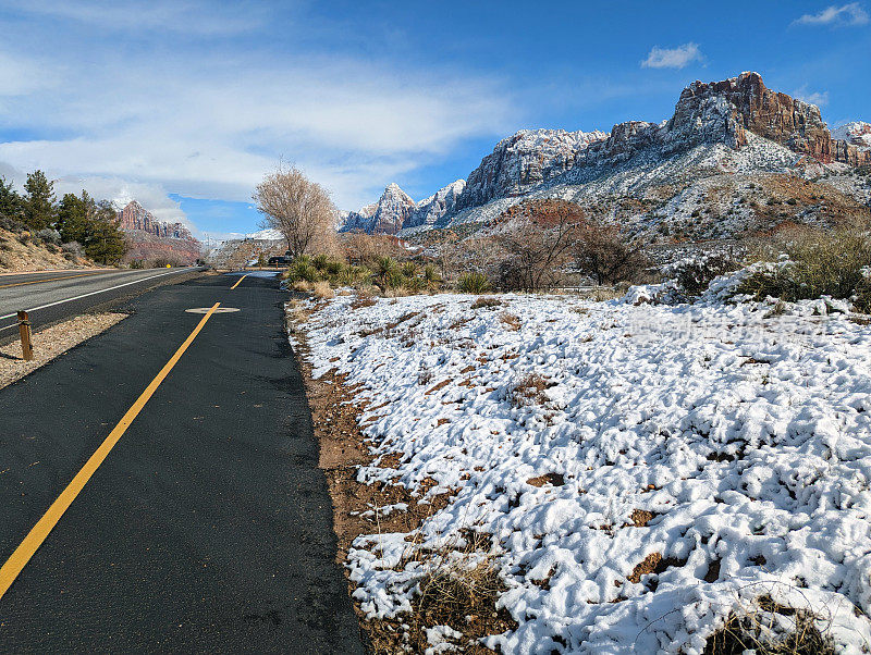 在犹他州斯普林代尔和锡安国家公园入口附近的守望者峰有新雪，沿着城镇自行车道附近的宏伟景观俯瞰