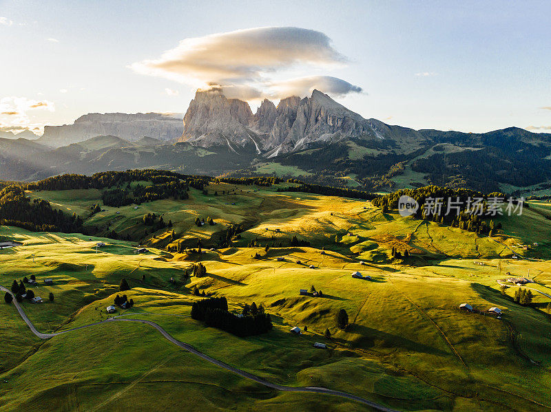 地震Alm的鸟瞰图-意大利北部著名的地标