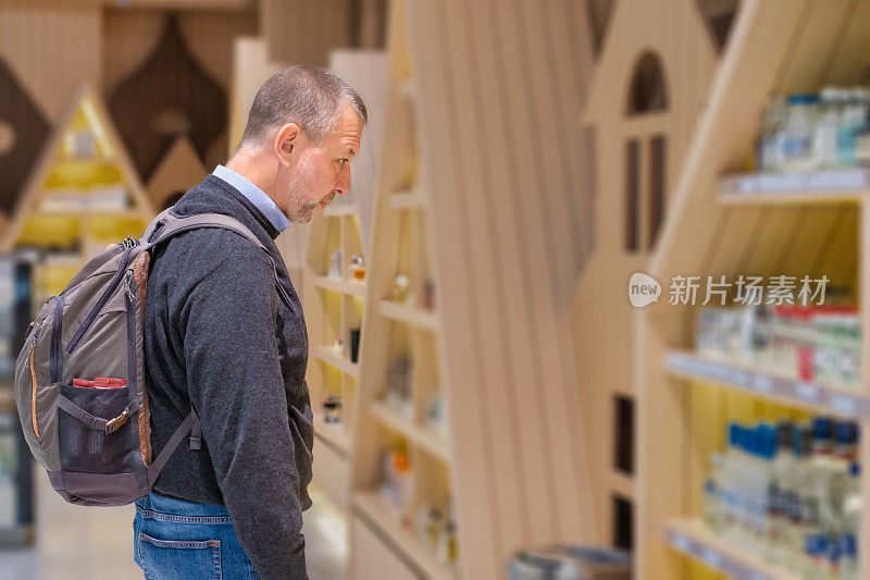 成熟男子在机场航站楼购物