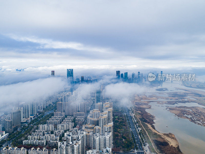 中国上海城市景观平流雾的航空摄影