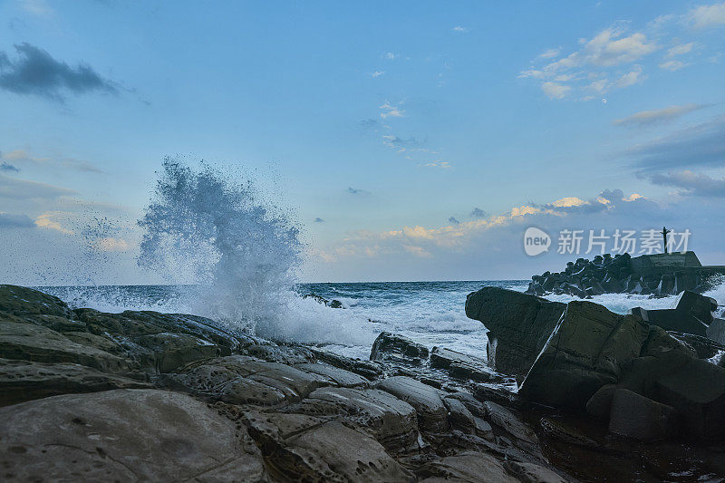 太平洋上晴空万里的海浪。